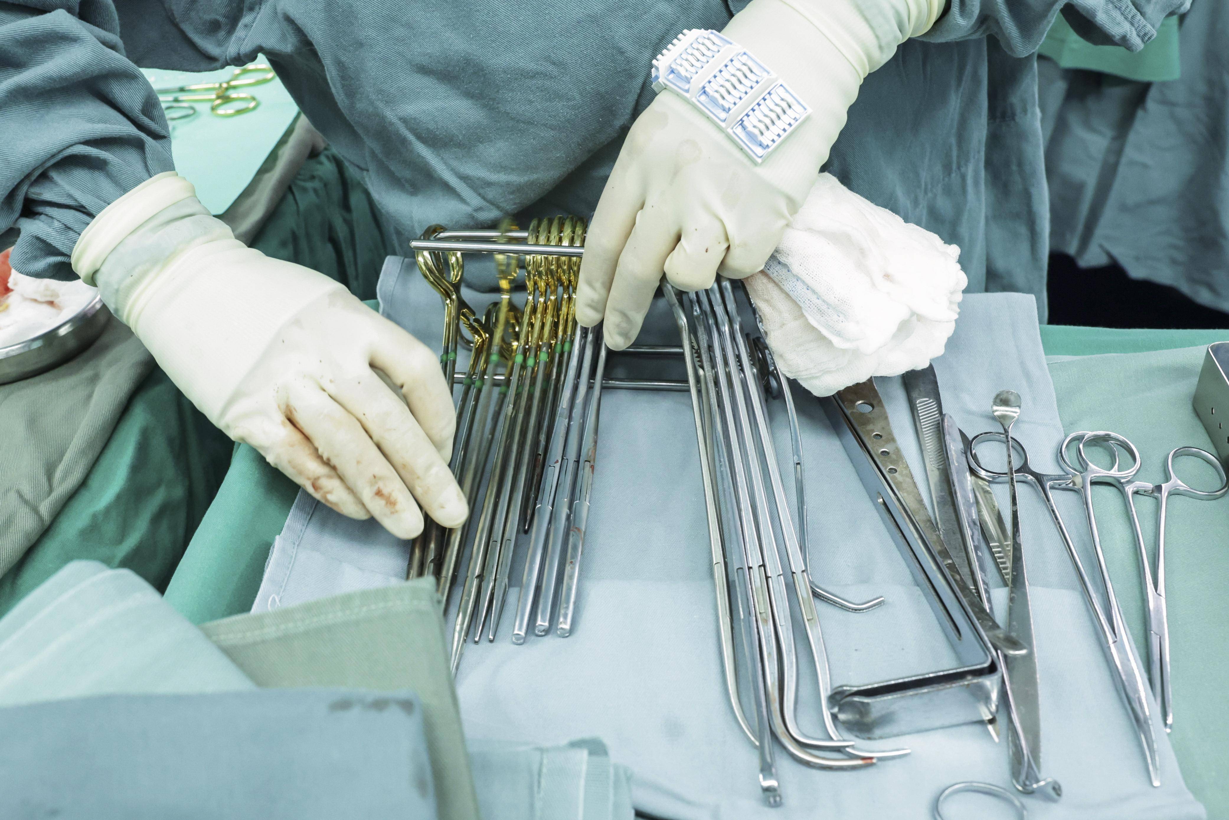 5月9日20时许,北京协和医院手术室护士在手术台旁清点器械