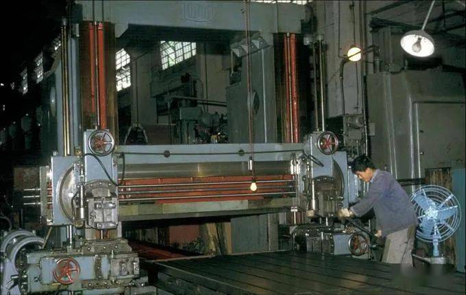 1973年上海汽轮机厂,金加工车间龙门刨床.1973年上海印刷厂印刷车间.