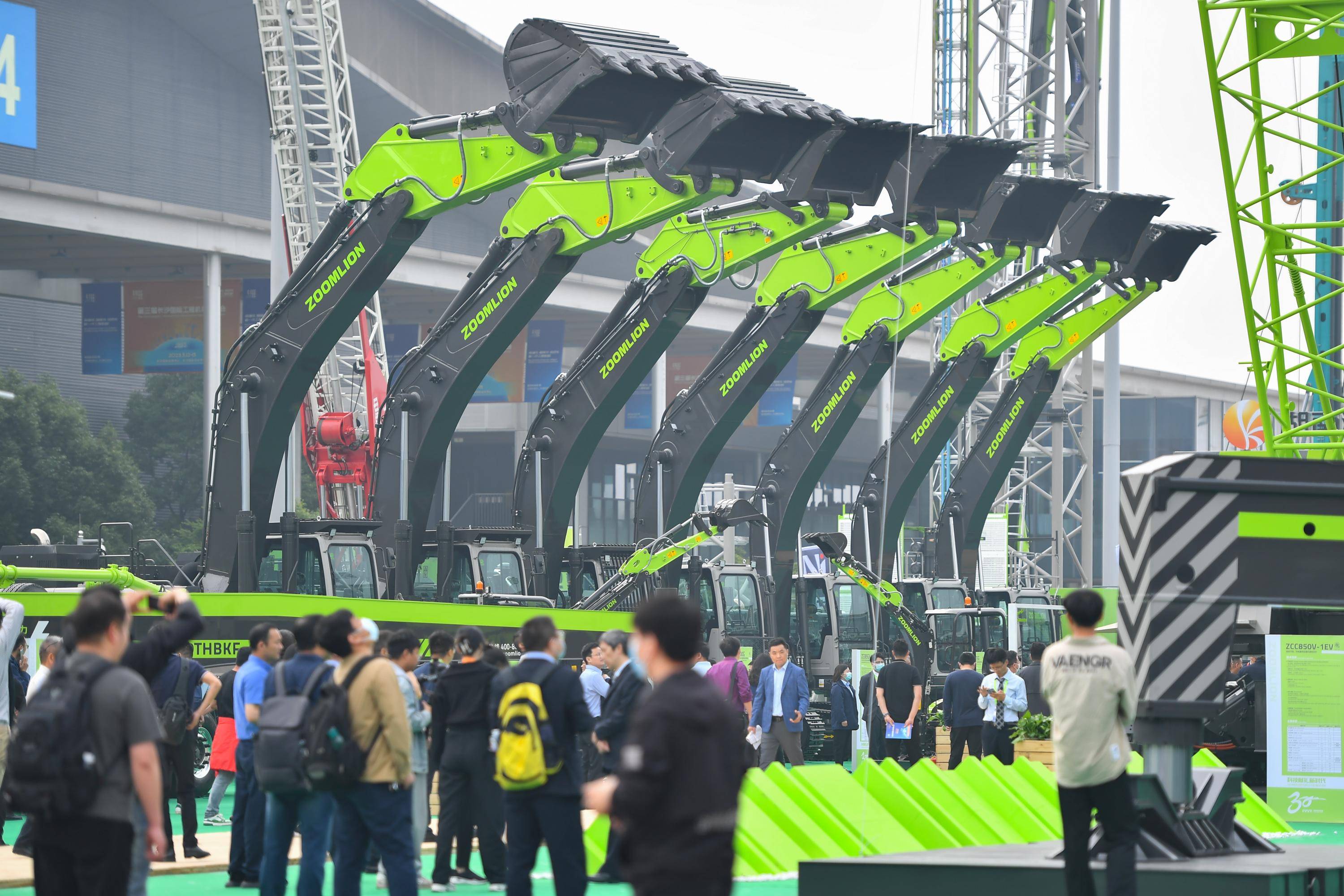 (经济)第三届长沙国际工程机械展览会开幕_新华社_挖掘机_展区