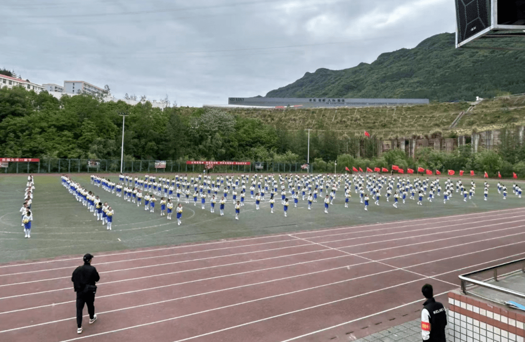 一年一度的剑阁县龙江小学春季运动会隆重开幕.