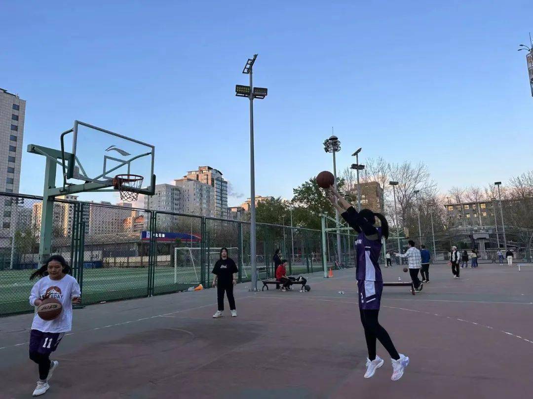 条奔跑,跳跃,抢球,转身,前后运转中,以一个绝美的抛物线走势落入球框