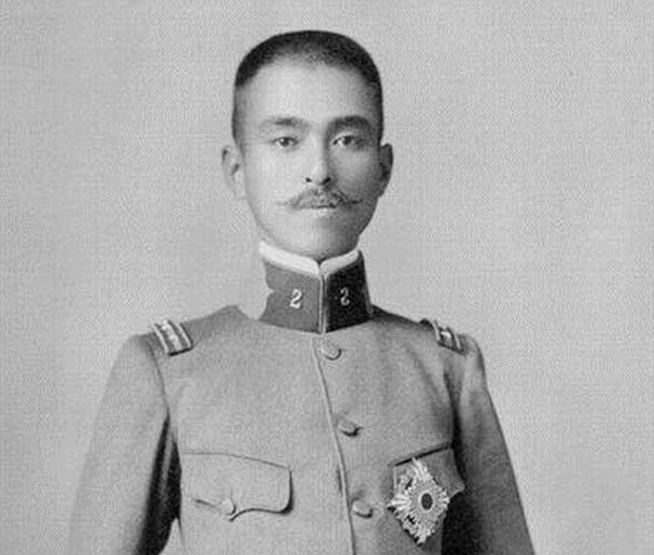 昭和天皇如何把麦克阿瑟吹捧成"太上皇",让自己与日本脱罪?