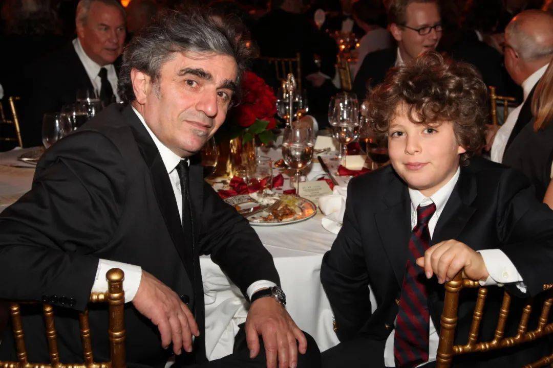 眼神部分还是比较相像呢8915于佩尔也顺理成章和老公先后拥有了三