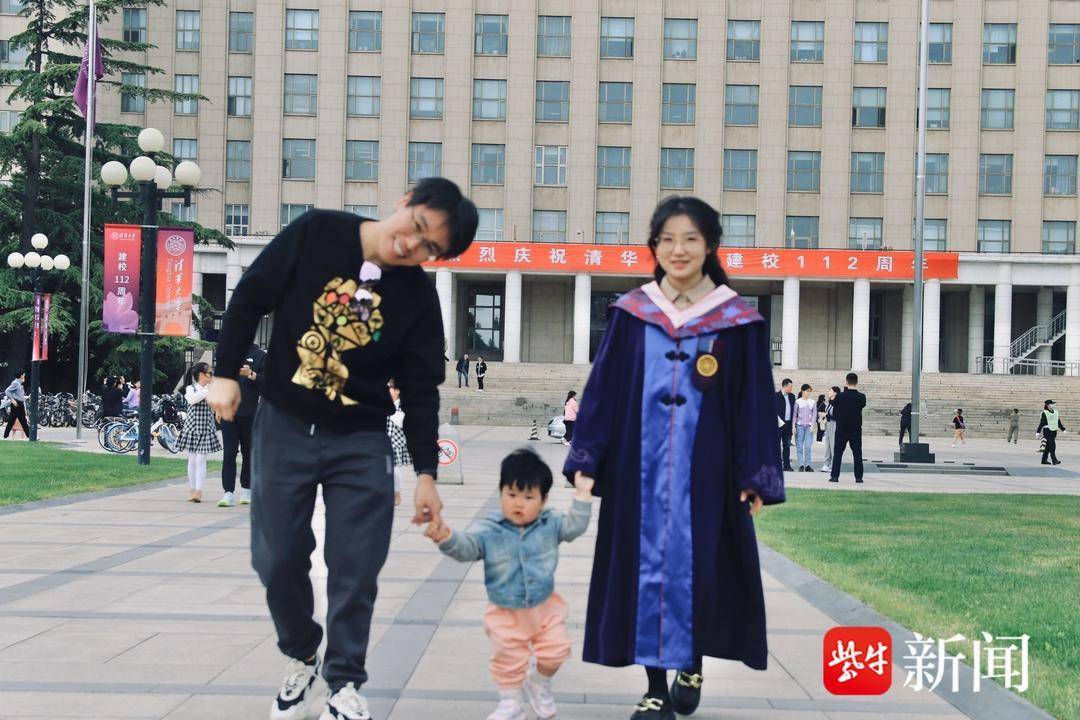 跨越10年拍下同款硕士毕业照_角度_工作_声音