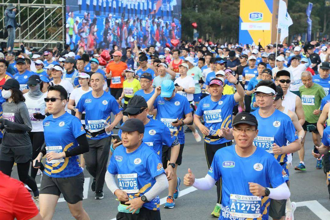 君乐宝2023秦皇岛马拉松鸣枪开赛 包毕力格,白丽分获男子,女子冠军