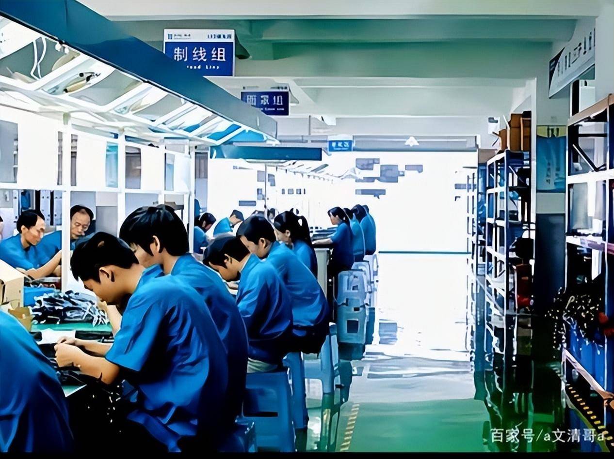 在工厂里上班，每天都是流水线的工作，冯萍每天都像机器人一样重复着相