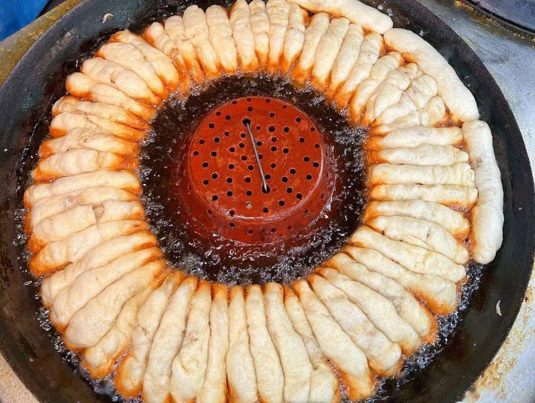 汉中锅贴又被称为锅边油花子.
