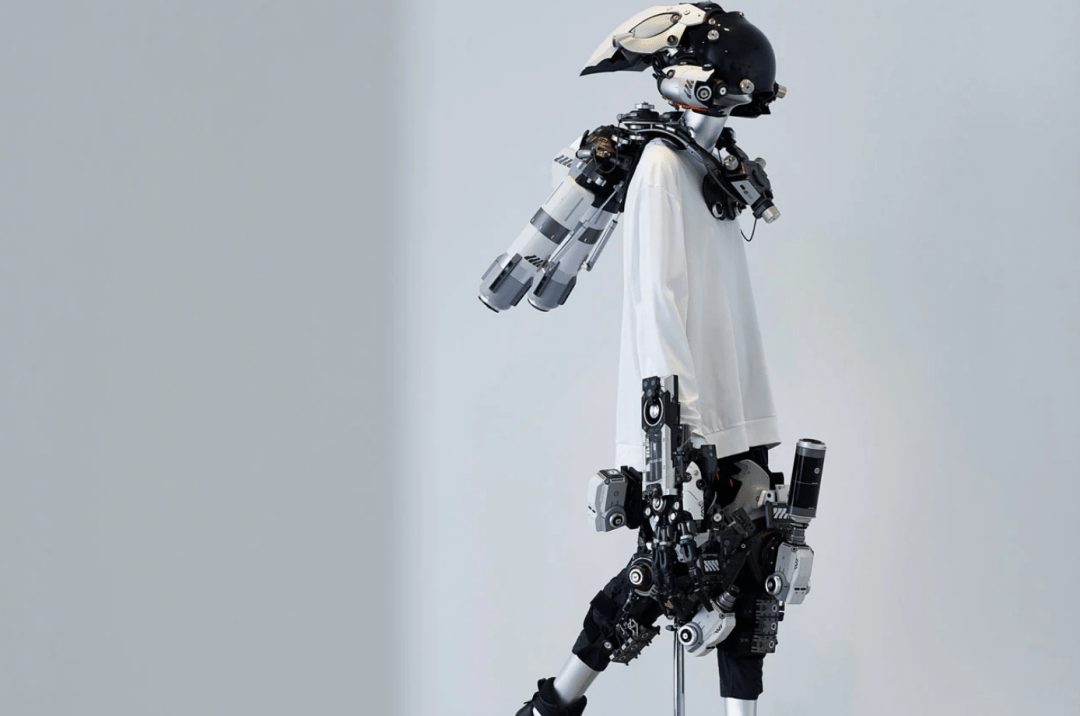 现成的塑料模型和工业部件,完美体现了赛博朋克时尚作品,这也体现了