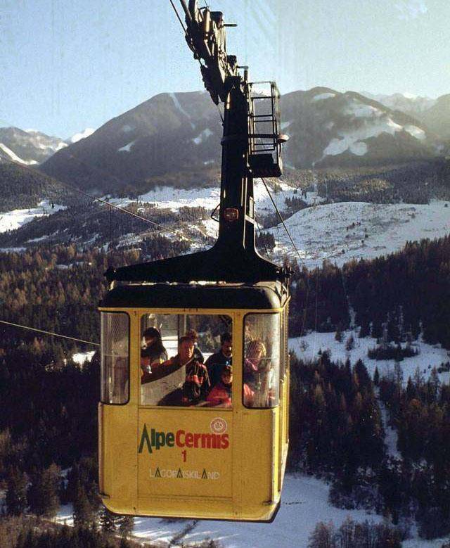 卡瓦莱塞惨案:美国战机切断缆车钢索,20人从80米高空摔落致死_意大利