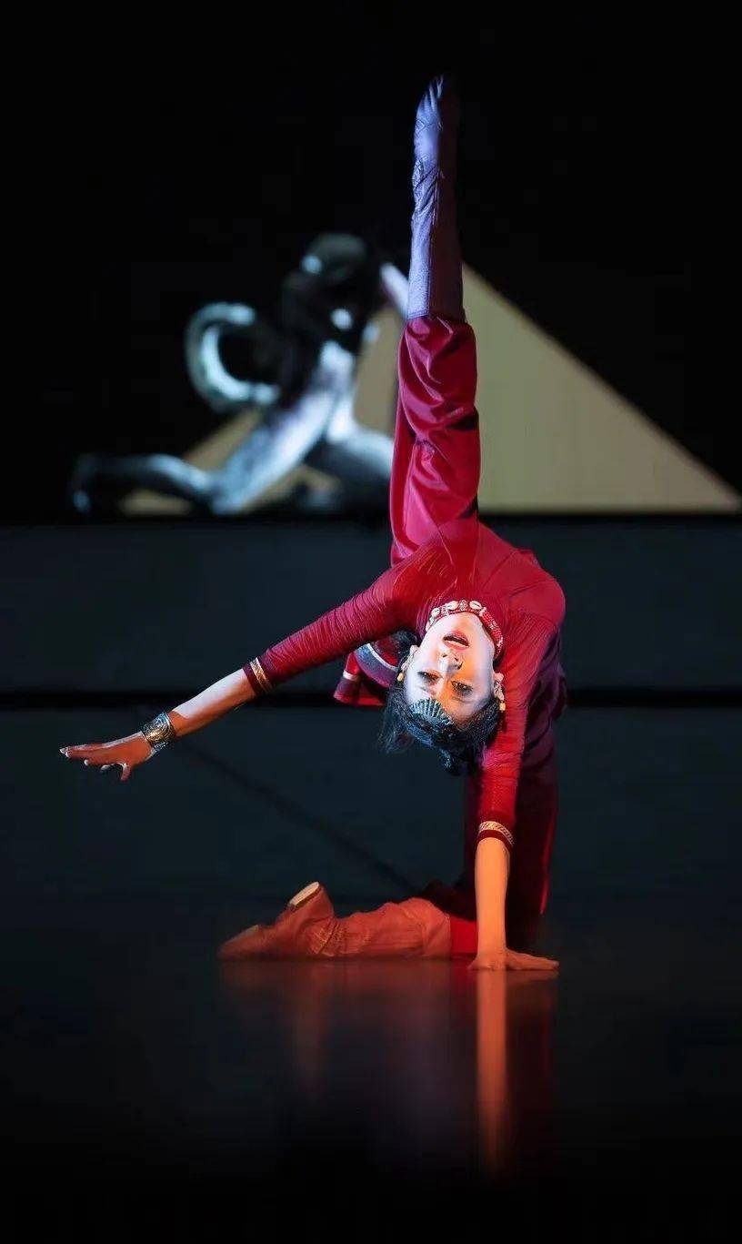 这姑娘12岁考入军艺,16岁进入中国人民解放军总政治部歌舞团工作_训练