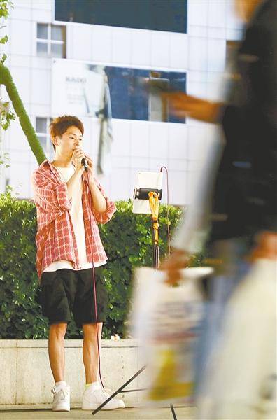 听!街头传来的音符拨动心弦的声音_文化_生活_时间