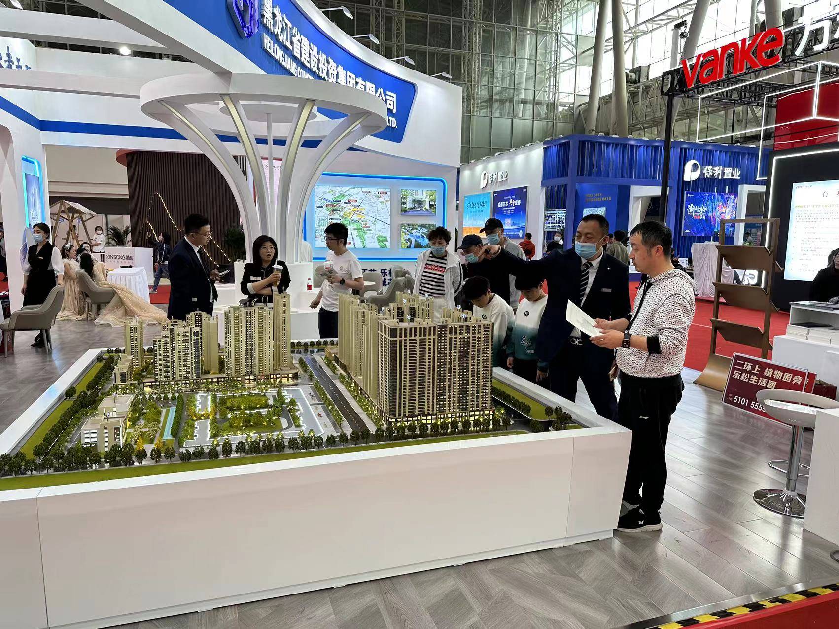 "展会现场万科地产的相关负责人说