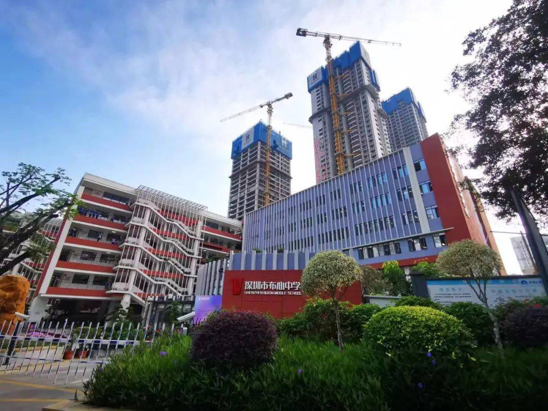 项目较大的亮点是隔壁就是布心中学,崭新的学校和城市面貌或许将为