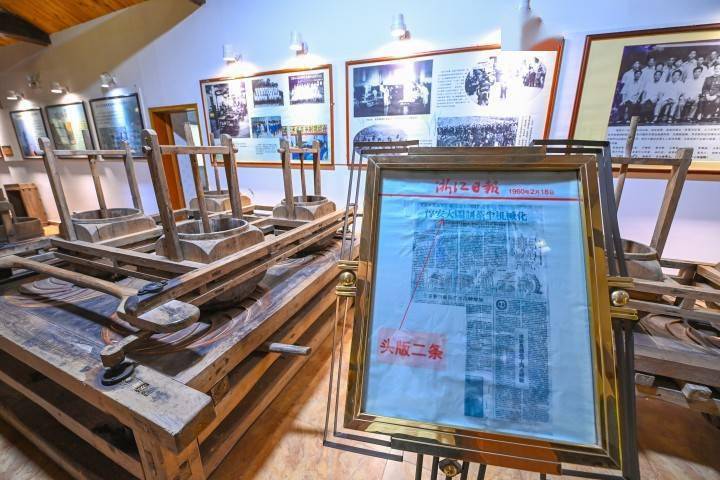 乡统战志愿服务队联合鸠坑乡中心小学,组织茶娃们参观鸠坑茶博物馆