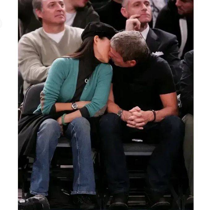 2007年,章子怡和以色列男友观看nba比赛时,当众热吻的情景!