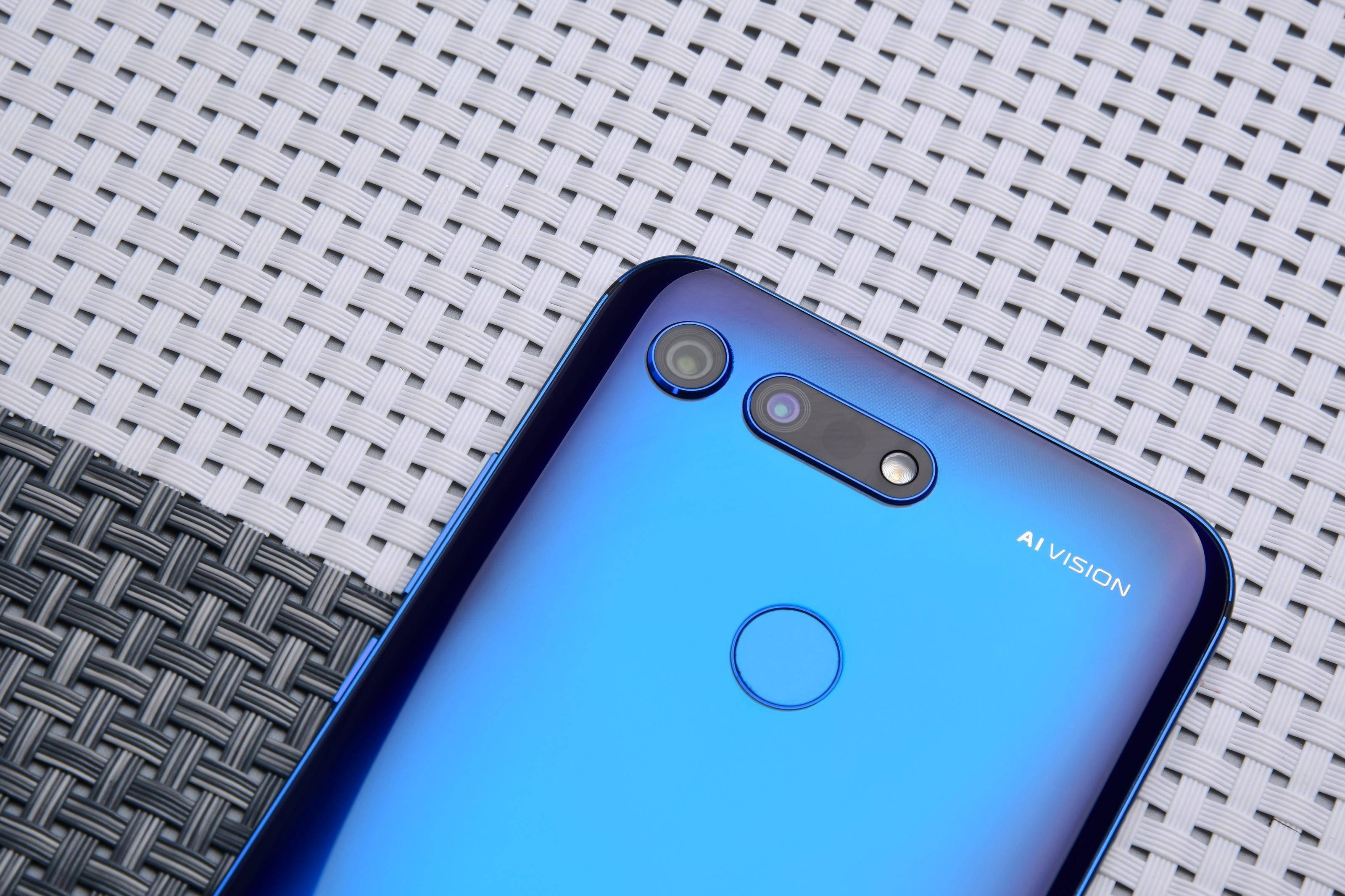 荣耀v20还要坚持吗?放现在是什么水平?