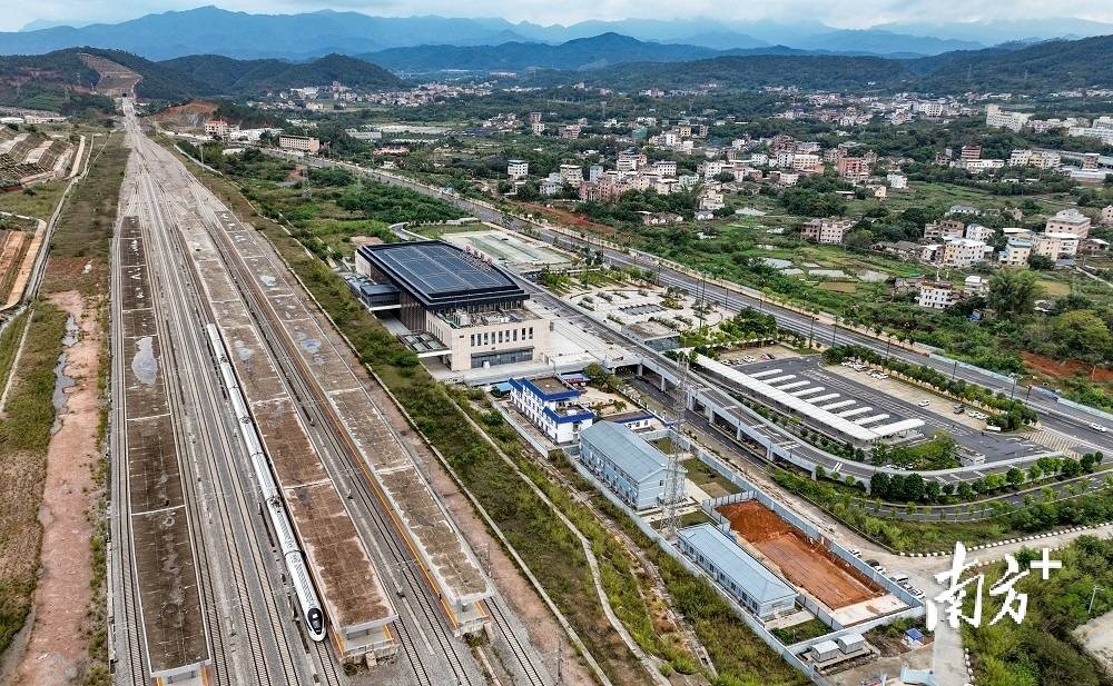 图为高铁梅州西站