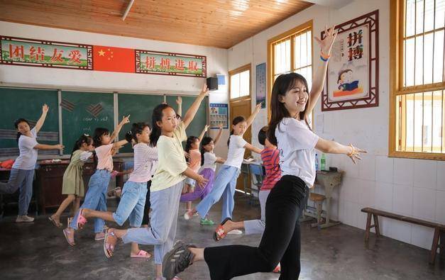 火星电竞app高颜值女大学生晒运动照：苗条白皙甜美可爱(图6)