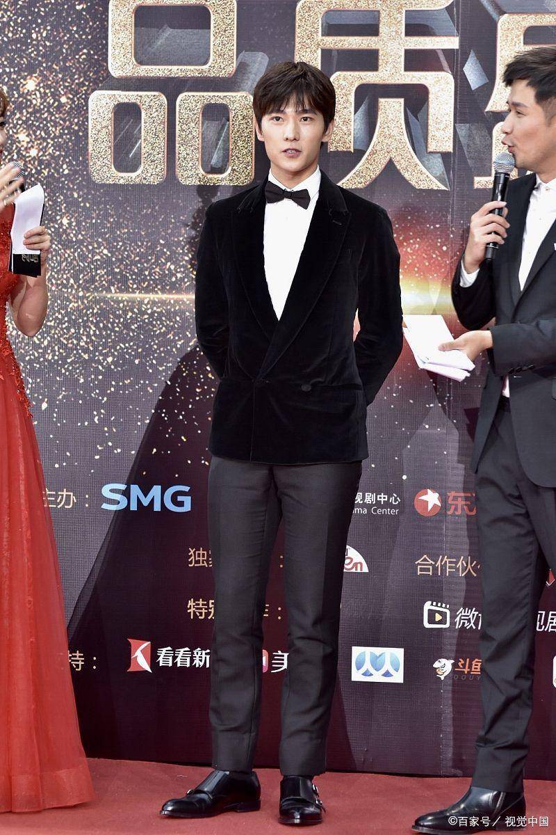杨洋红毯风光不再?恋爱与工作的困扰下,他面临的真实挑战!