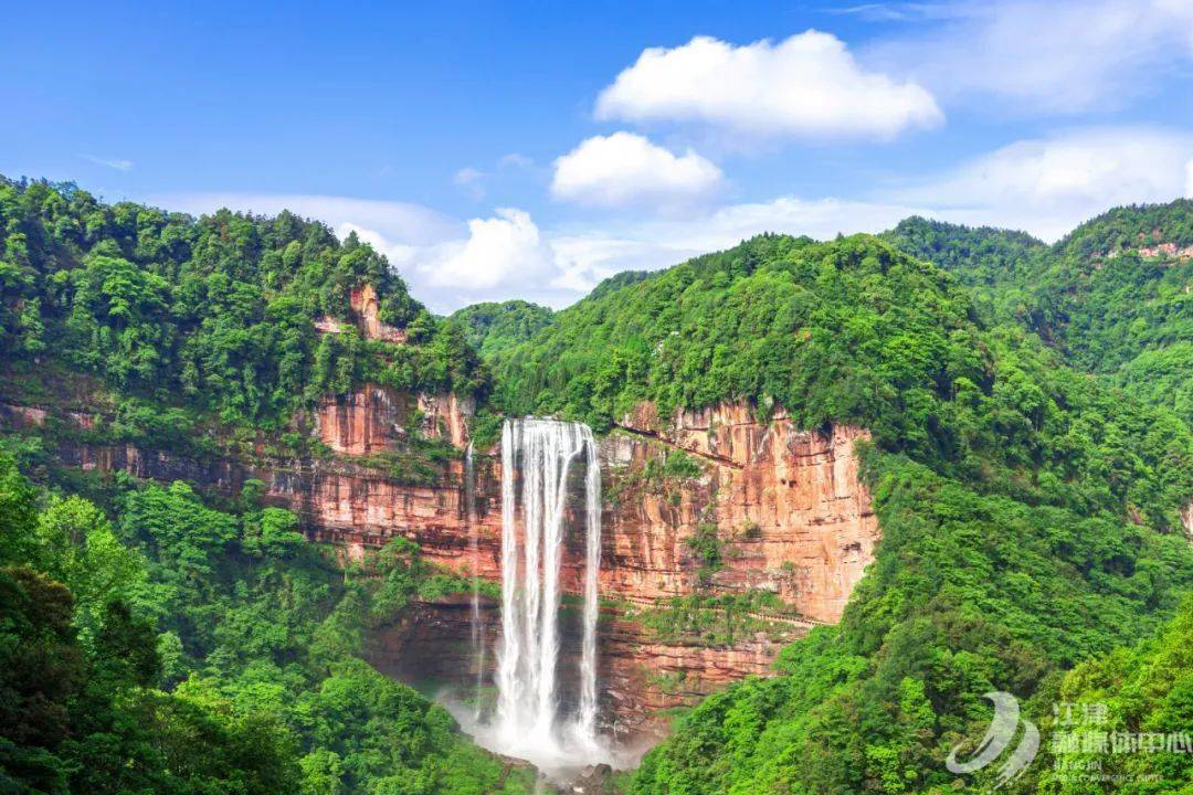 01望乡台瀑布四面山景点介绍走访期间,采风团成员分别用照片,视频等