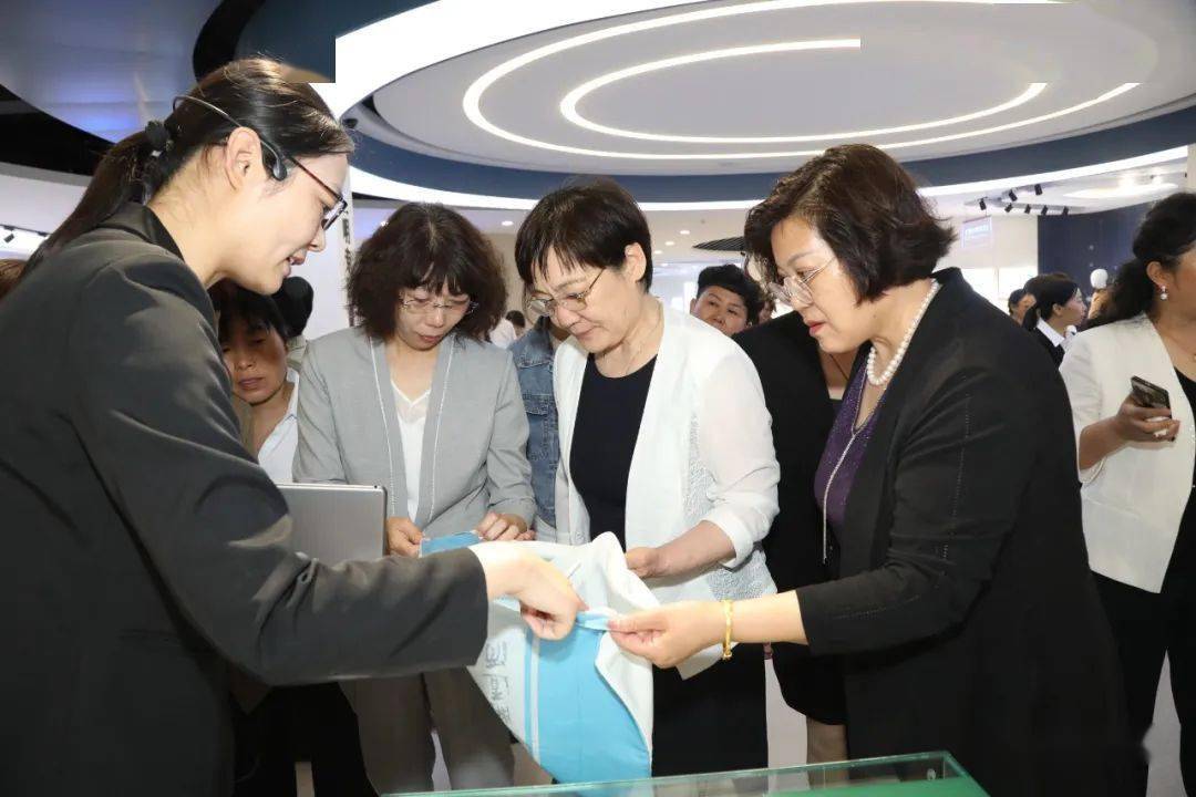 在张士平纪念馆,女企业家们在解说员的引领下,通过年谱图版,一生长卷