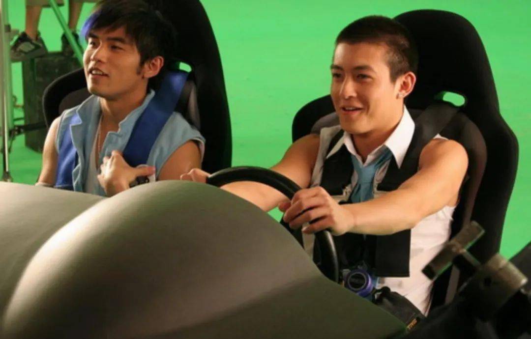 周杰伦穿红鞋子引热议,陈冠希也来评论等答案,周董的回答好朴实_红色