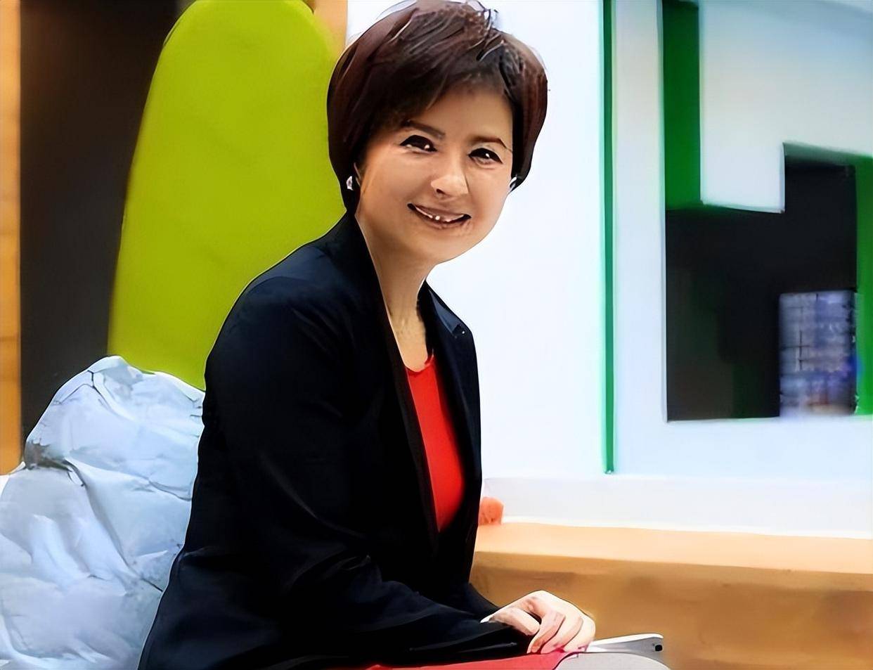 40岁的张泉灵从央视辞职后,瞒着60岁的李铁,给了小伙147万!