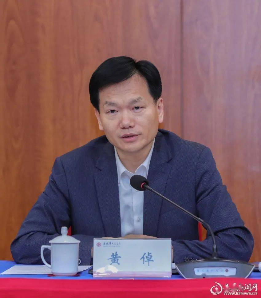 娄底市委副书记,市长曾超群出席会议.