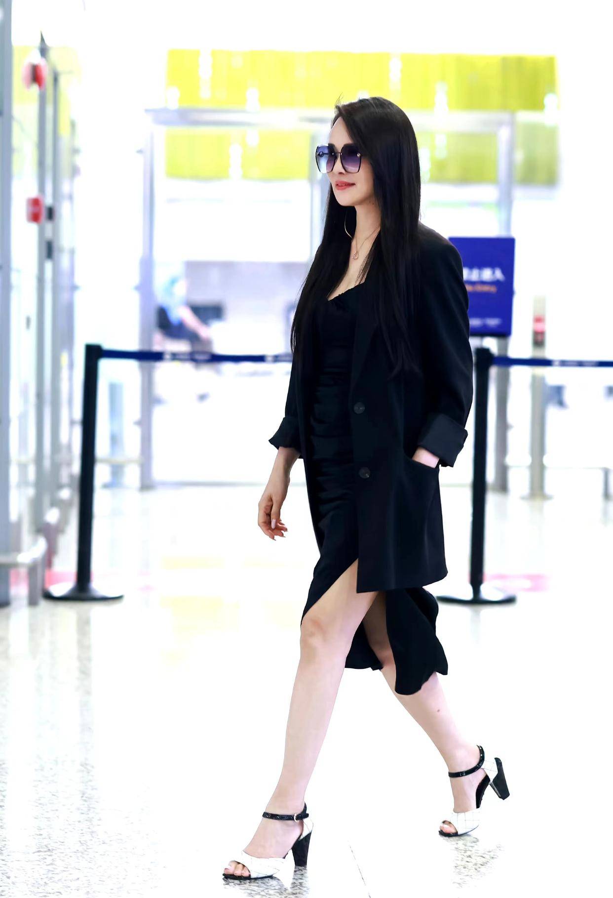 伊能静现身机场,黑色开叉裙搭配黑色西装,优雅又显气场!