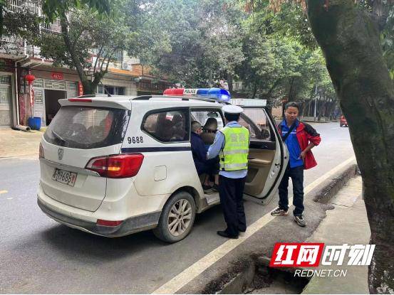 道县:八旬老翁外出迷路 热心民警助其回家_老人_寿雁镇_家属