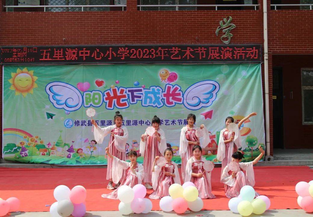 三四年级的《森林狂想曲》,优美的旋律仿佛汇聚成彩色五线谱,轻柔地