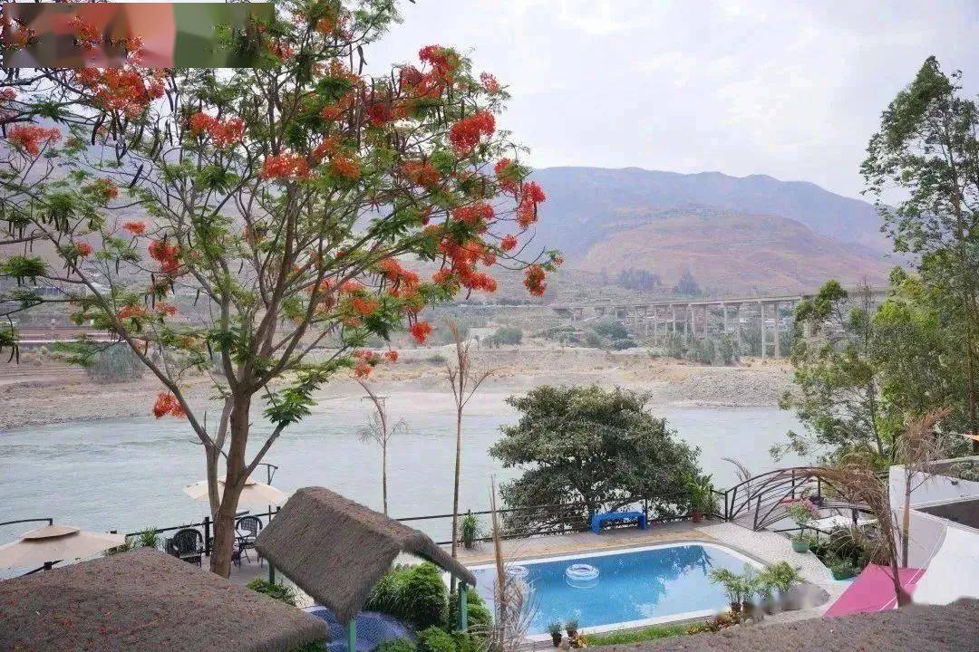 而拉鲊古渡是当年诸葛亮"五月渡泸"的地点,在金沙江边小住,面对金沙江