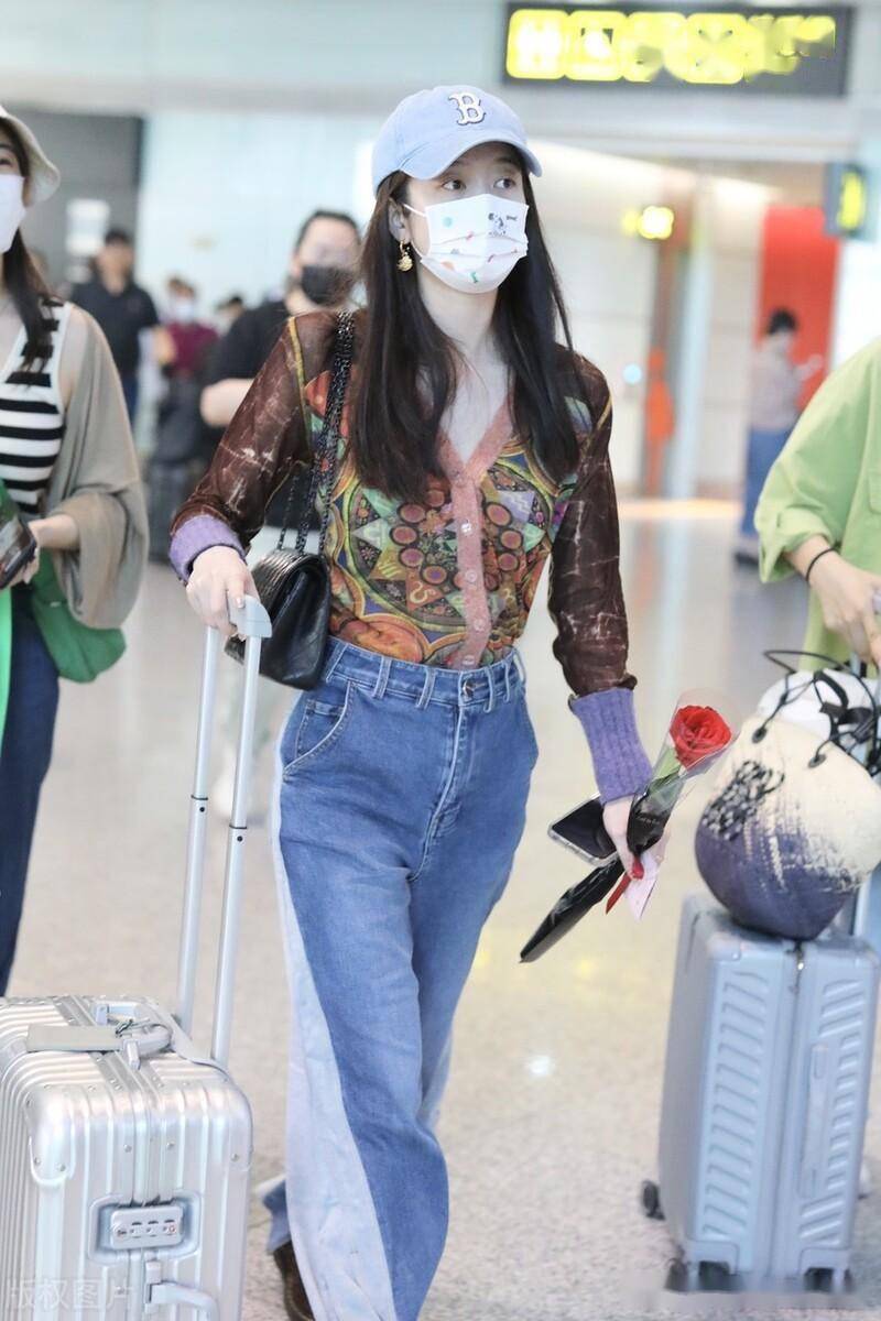2023年5月19日,北京,张雪迎现身机场.身着印花衬衫时尚靓丽.