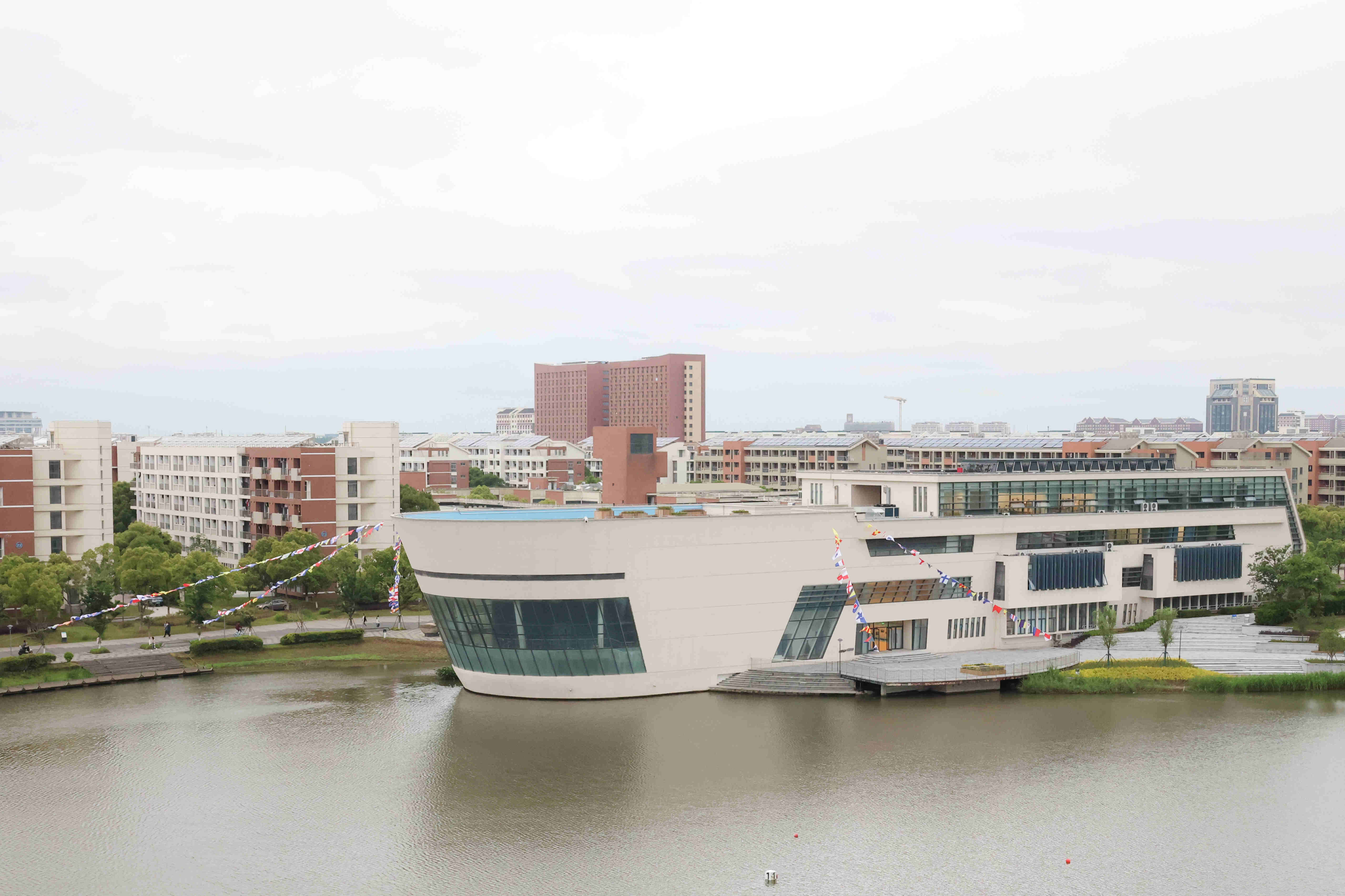 这栋校园船型建筑挂"满旗",以航运最高礼节启动上海海事大学航运文化