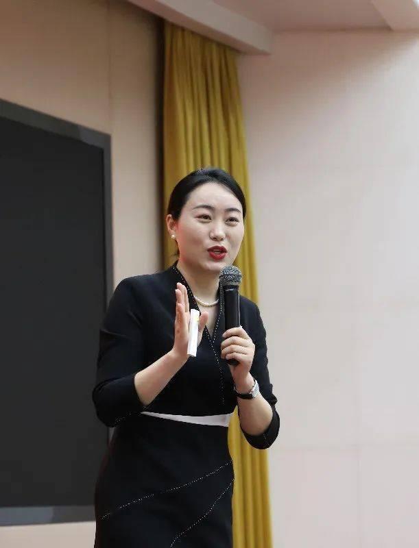 活动邀请了东方礼仪研究院的余丹,曼妮老师为大家讲授了《职业女性