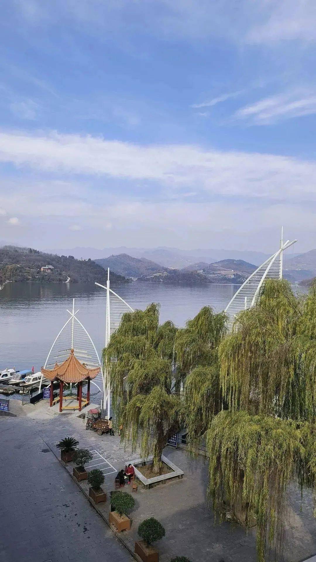 漫步流水镇,仿古新楼鳞次栉比,绕镇而过的汉江清澈见底.