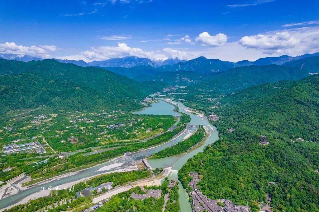 孕育了天府之国刀砍斧劈,凿开宝瓶口蜀郡守李冰率众于玉垒山尾火烧水