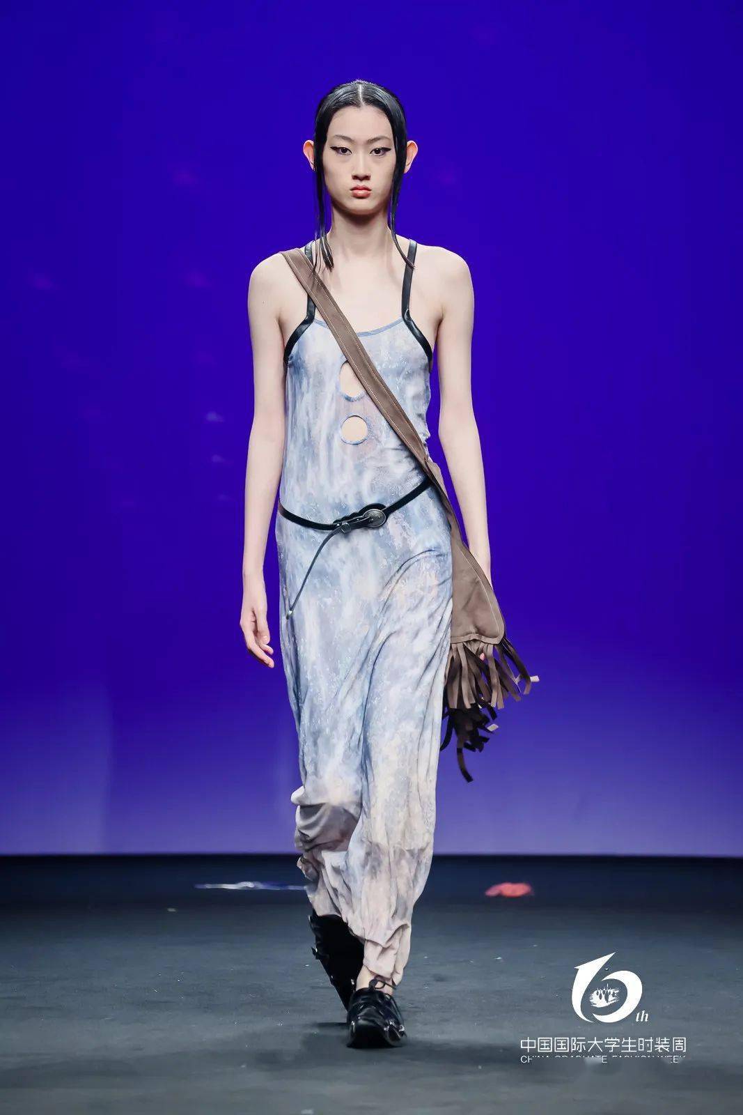 津波创意设计ttsunami wall创始人兼设计师范晓琳滑动查看firespike火