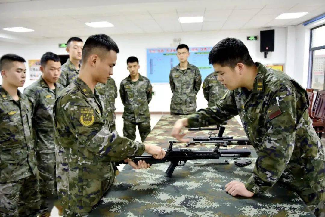 授課培訓回來的優秀教員李松閣剛從陸軍工程大學軍械士官學校事有所成