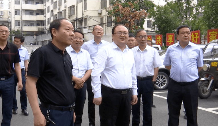 5月21日,市委副书记,市长裴永波在深入老政府小区,神光花园小区调研