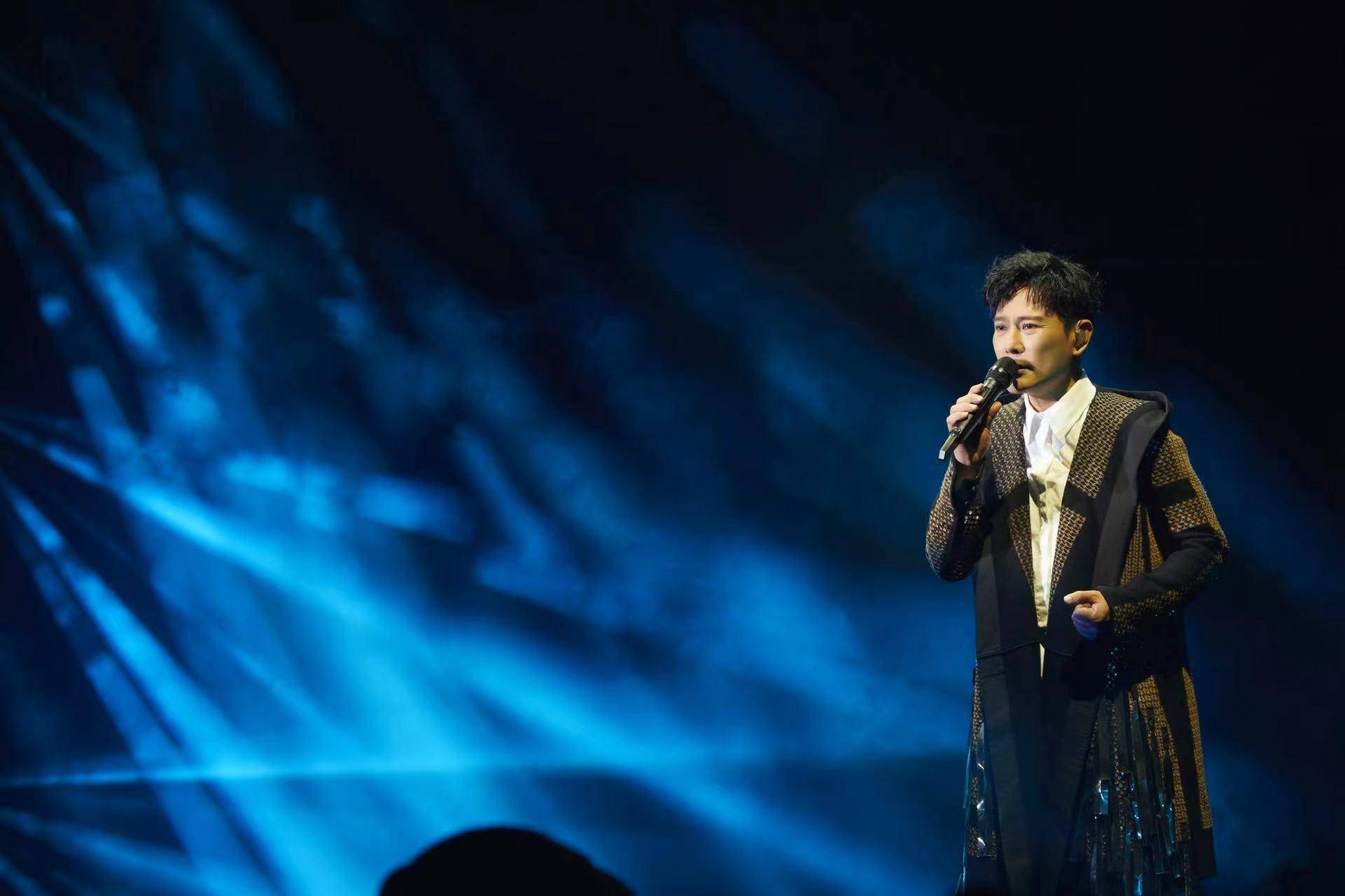 3万人现场打卡互动,张信哲未来式2.0南京站甜蜜开唱_演唱会_歌迷_音乐