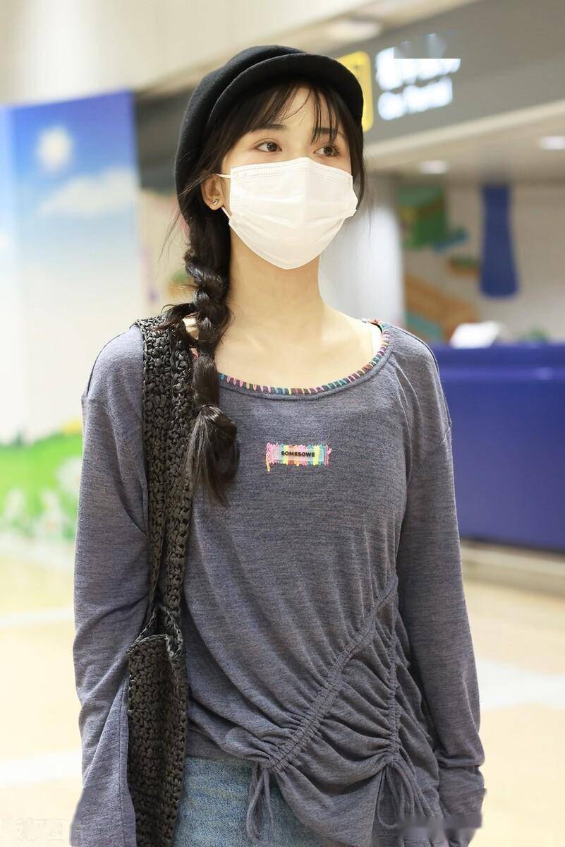 街拍:沈月抽绳上衣 牛仔裤 报童帽随性休闲_北京_机场