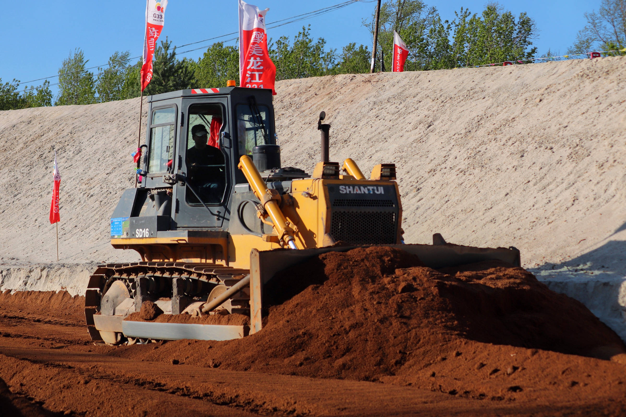 推土机正在作业据了解,醉美龙江331边防路一期项目起于抚远市,向西经