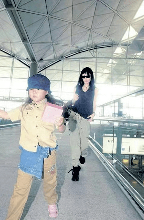 又甜又酷,走路带风:修身牛仔裤配橘色小皮鞋,一张冷脸比妈妈还拽:小