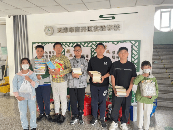 天津师范大学南开附属小学天津师范大学南开附属小学的队员们纷纷在书