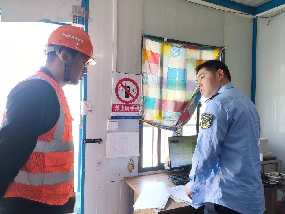 严格落实叉车定期检验和驾驶人员持证上岗,检查电梯异地维护保养单位