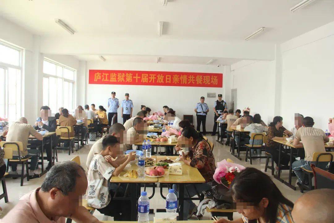 "妈,你多吃点……"中午,庐江监狱安排了一次"团圆饭".