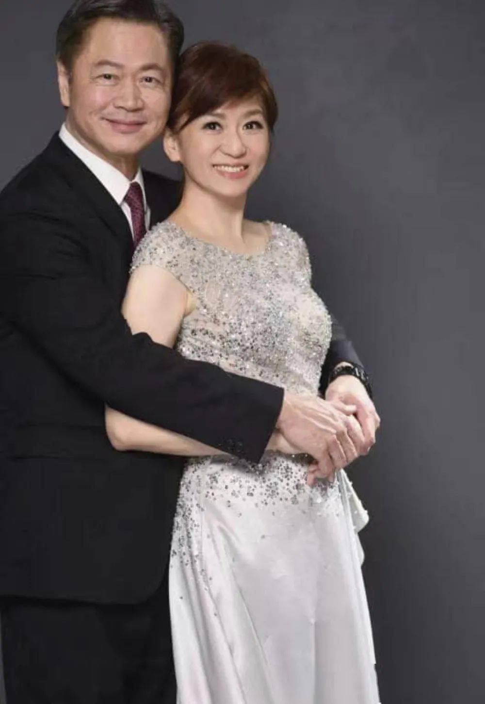 52岁新闻主播周玉琴晒婚纱照,与64岁教授老公秀恩爱,小蛮腰抢镜