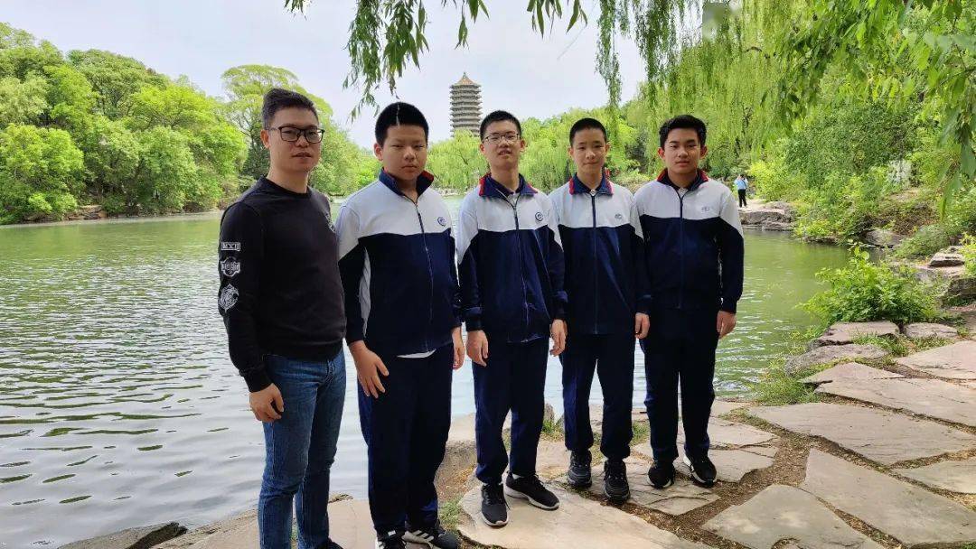 经过两天的激烈角逐,最终,在北大营,初二陈可佳获得优异评定,成为继