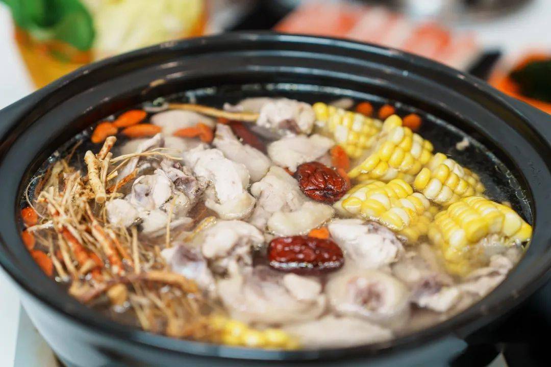 热油充分激发出酱料的香味,将所有想起锁在鸡肉中.